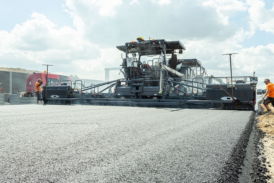 VÖGELE’s new SB 300 fixedwidth screed ensures top quality paving