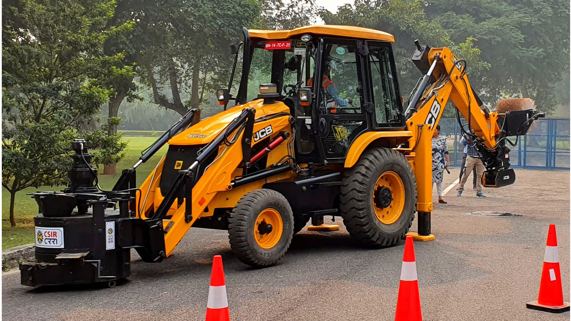 JCB India And CSIR CRRI Jointly Develop A Pothole Repair Machine jcb-india-and-csir-crri-jointly-develop-a-pothole-repair-machine